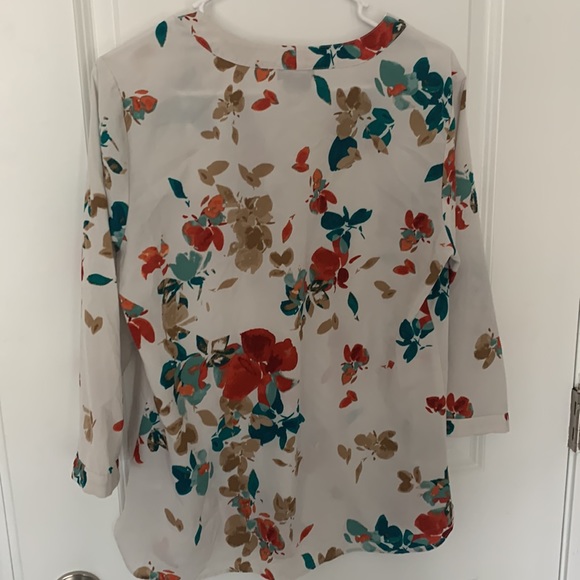 Blouse with flowery design - Picture 2 of 3